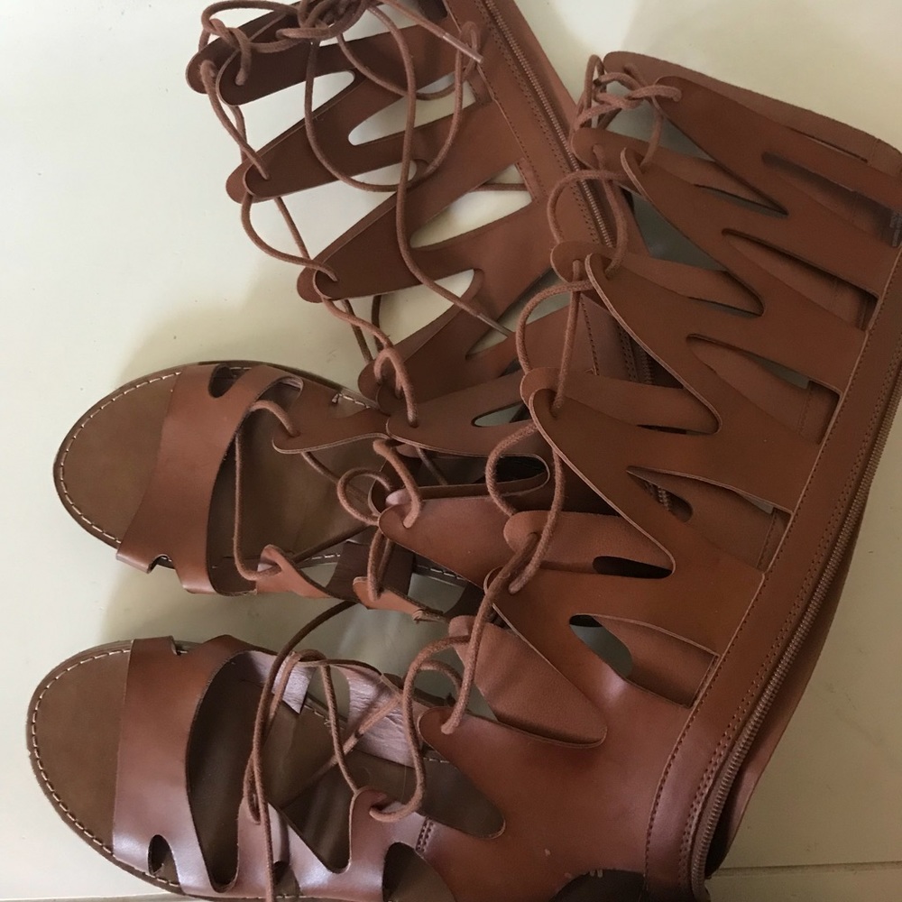 knee high gladiator sandals 🤙🏼